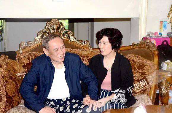 我是你的眼 金山好妻子天天给失明丈夫唠叨"外面的世界"