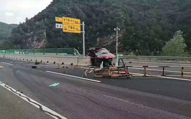 承围高速上一辆红色冀b牌照路虎揽胜发生交通事故