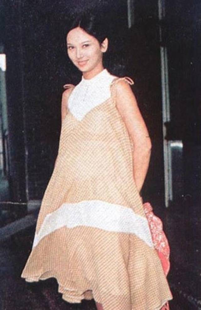 赵雅芝怀孕的罕见照片曝光,看了以后大吃一惊,肚子很大,但是一点也不