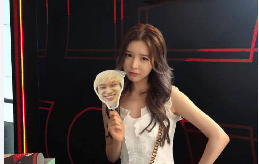 doinb老婆唐小幽为和粉丝互动关掉滤镜,随后画面,让人沸腾