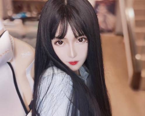 腐团儿出cos新作,高度还原富江,这次衬衣出镜,大有不同