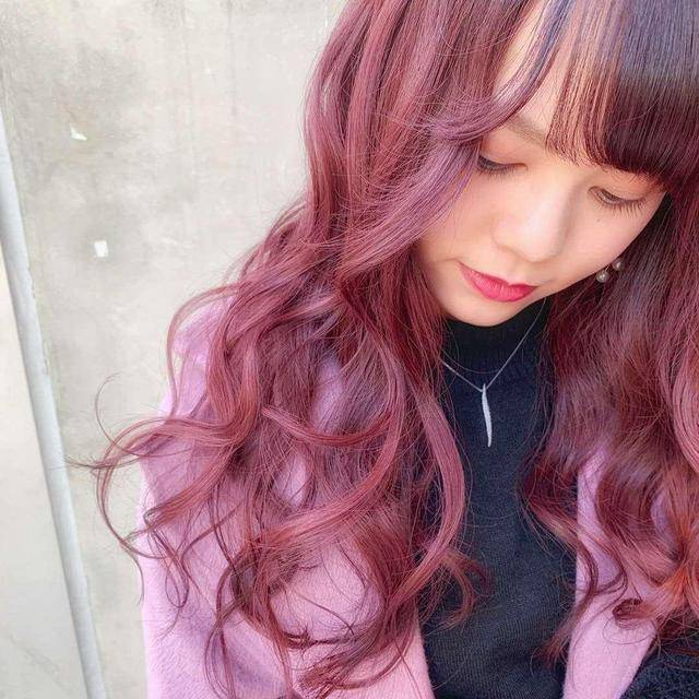 宣传海报中的李湘就是一款酒红色的头发,于是酒红色,紫红色的发色风靡