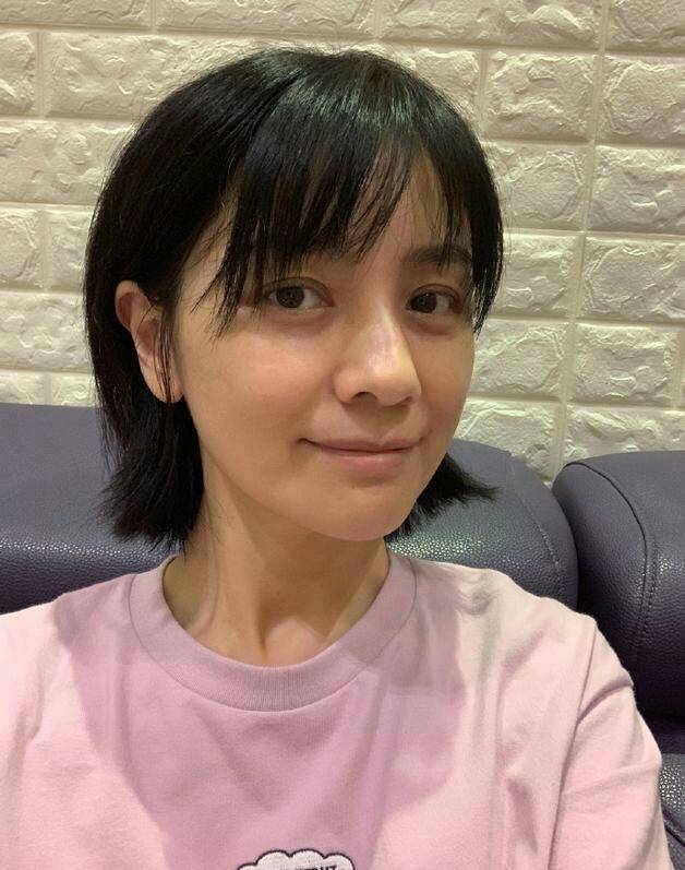 胡可素颜拍照不美颜不滤镜,这样真实才活得踏实!_手机搜狐网