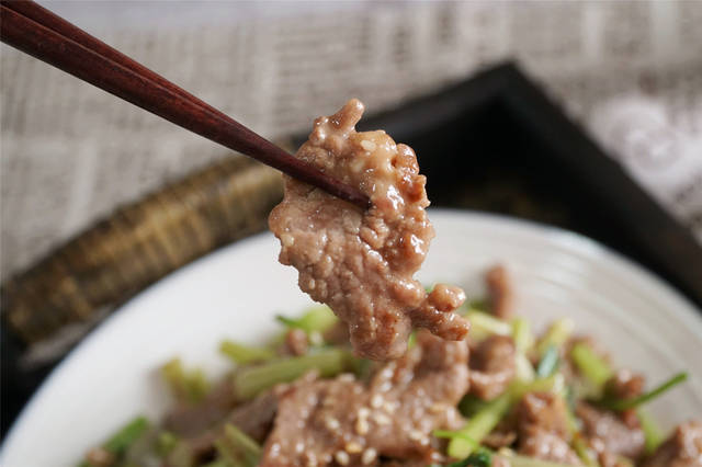 炒牛肉诀窍,入锅前这样做,怎么炒都不老