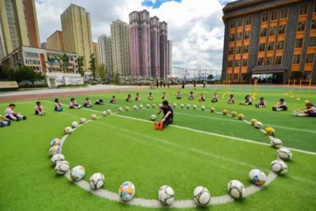 花果园这所全国青少年足球特色学校:人人学足球,班班有球队