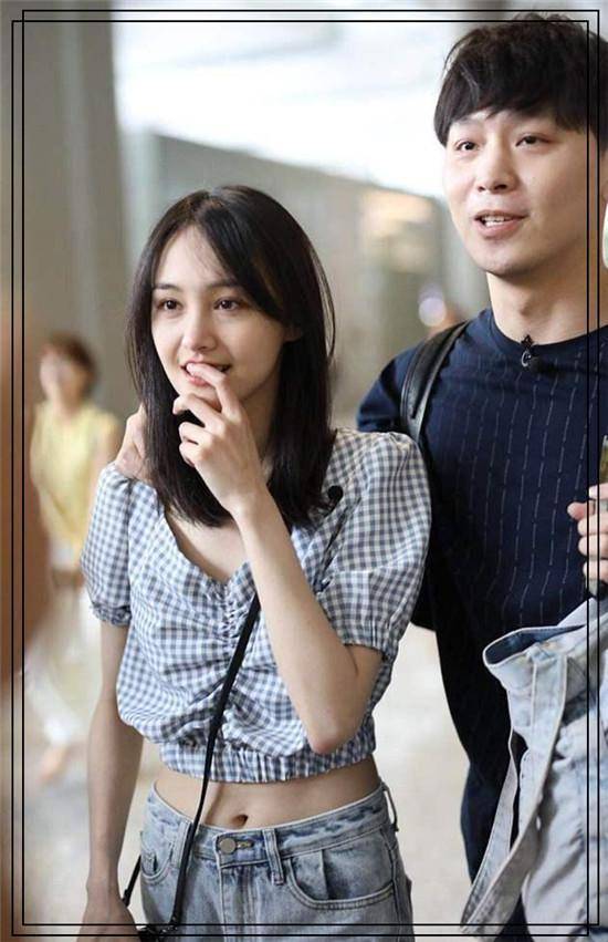 郑爽携男友高调走机场,27岁嫩成17岁,释怀大笑
