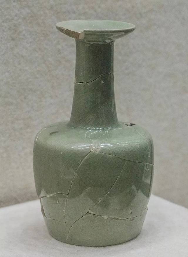 张公巷窑青釉盘口折肩瓶 北宋  河南省汝州市张公巷窑址出土  河南省