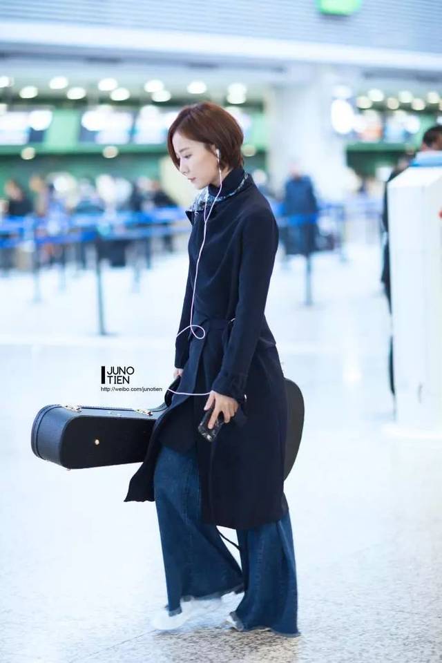 王珞丹弹钢琴的视频火了:会6种乐器因钢琴顺利