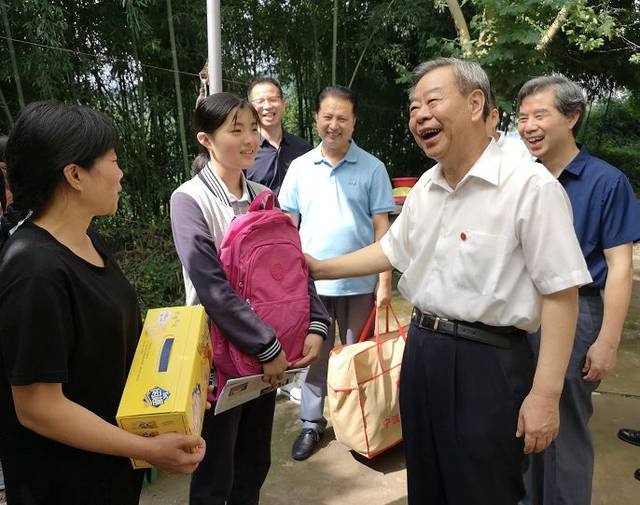 就读于松阳民族中学的徐同学代表受助学生向捐助方表示感谢.