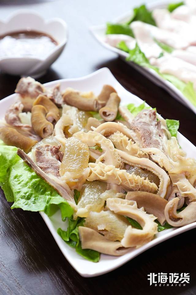 牛杂,当然涵盖了牛多个部位:牛舌,牛肚,牛筋,牛肠.