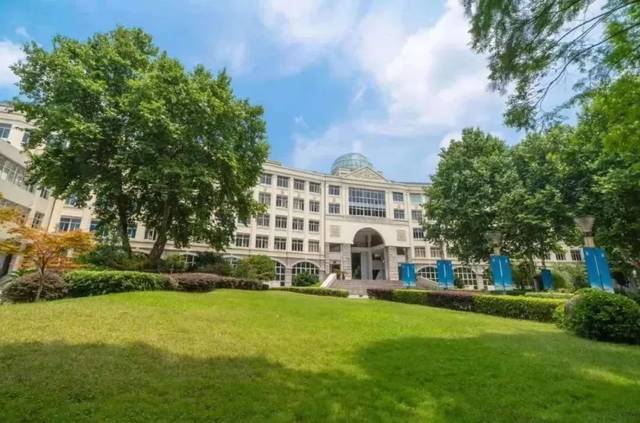 图源:南京田家炳高级中学 秋日天高气爽 校园被水杉树叶染成了红色