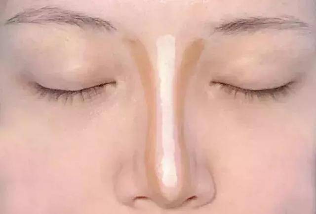 修容画法:用阴影来缩小鼻头,山根处以倒八字的画法用高光提亮,以此