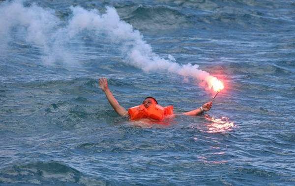 求救人员发出求救信号