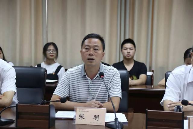 会议最后,副校长张明作总结讲话,他首先强调了学校学生社团发展的重要