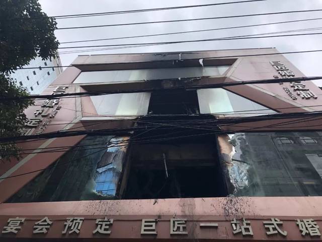 突发!省府路小学附近一婚纱店失火,有人跳窗逃