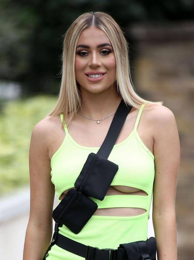 戴咪·西姆斯(demi sims)穿着引人注目的青柠绿色连衣裙在伦敦_手机