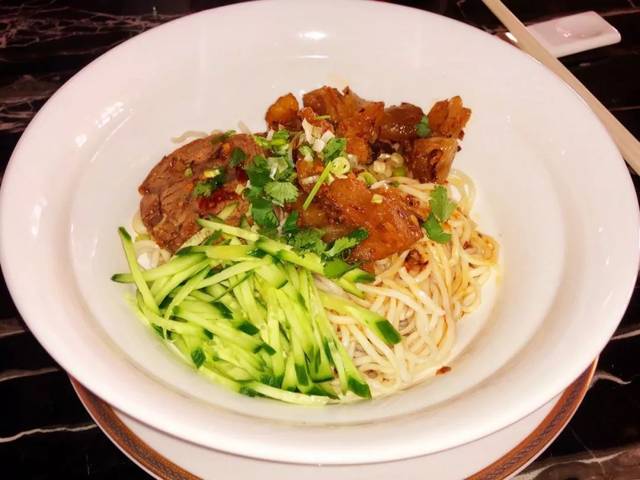 麻辣牛筋拌面