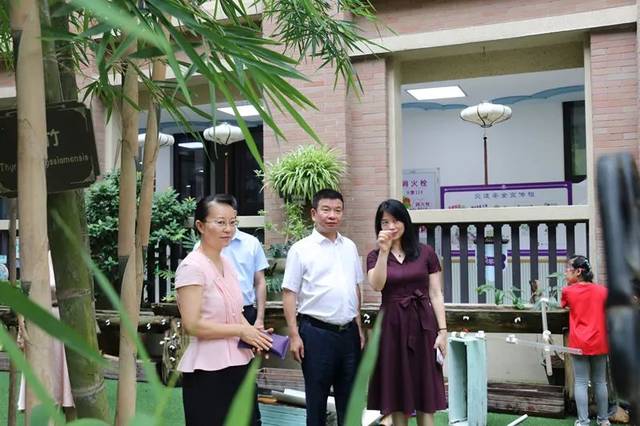 柯希平董事长一行人在吴雪慧局长,林碧玲园长等人的陪同下,参观了五缘