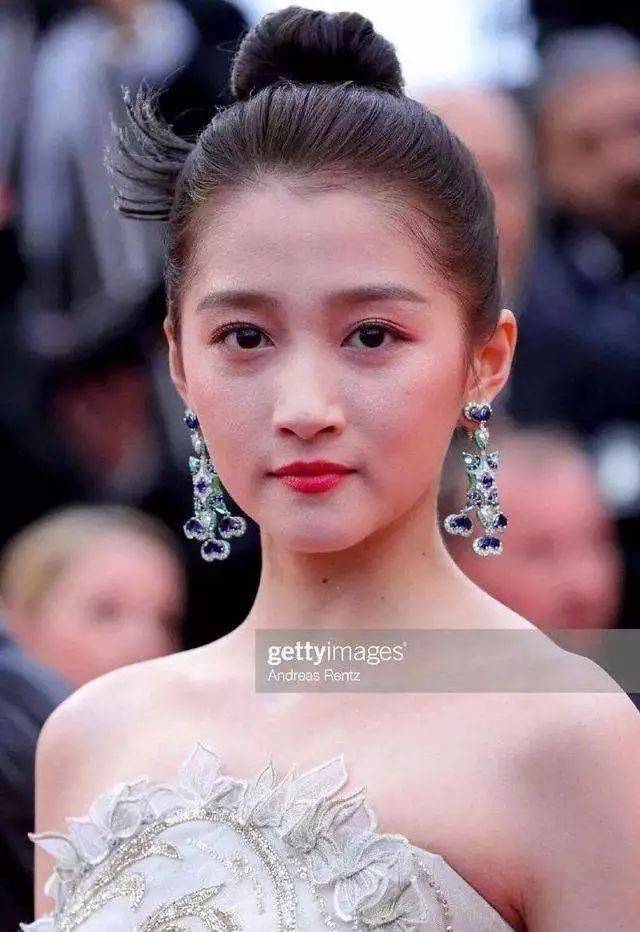 关晓彤这脸是咋了?颜值竟被吊打.