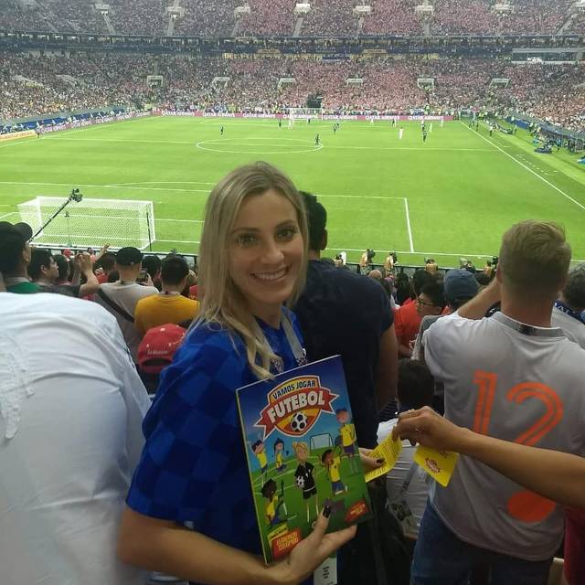 巴西世界杯唯一的女裁判——费尔南达-科隆博-乌利亚娜(fernanda col