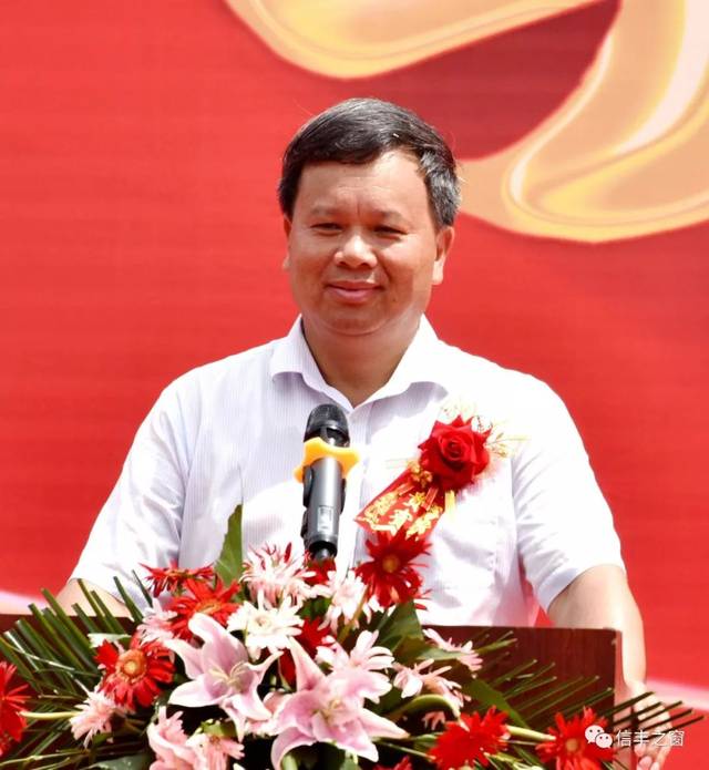 信丰)科技有限公司智能声学终端生产项目开业庆典仪式上,县委书记刘勇