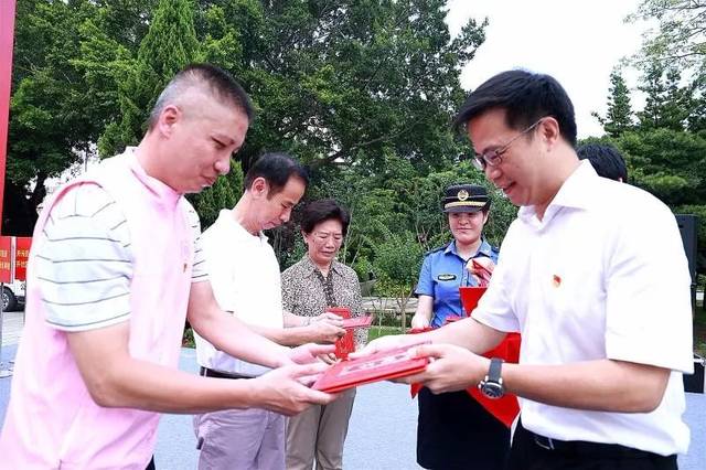 鲤城区政府副区长吴碧林为城管志愿监督员代表颁发聘书