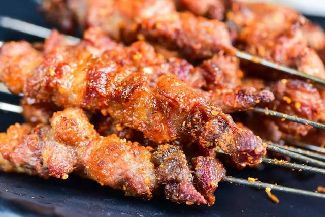 开业期间羊肉串免费送!啤酒免费喝!