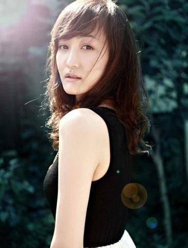 妻子闫博雅比王皓小3岁,是总政歌舞团的舞蹈演员,也是一名军人.