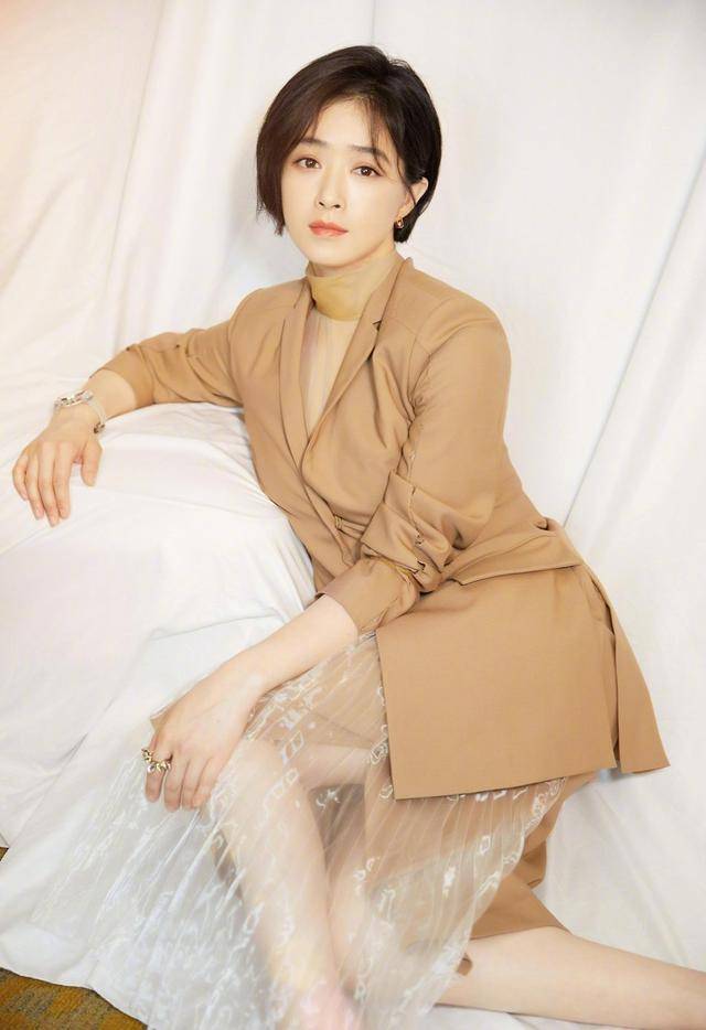 蒋欣一改往日形象,齐肩短发拍写真!不但穿搭清爽 连身材也瘦了