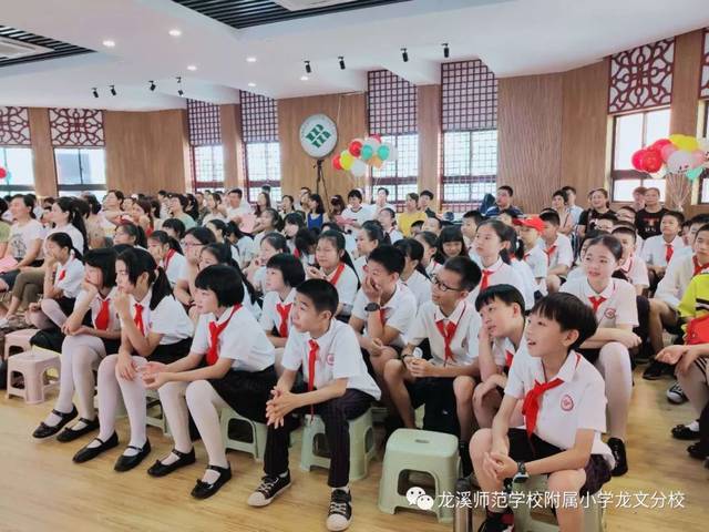 毕业季的主打歌:我不想说再见--记龙师附小龙文