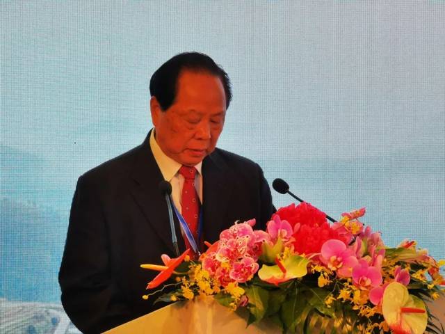 大埔县长寿文化研究会会长袁光明公布获奖logo及宣传口号