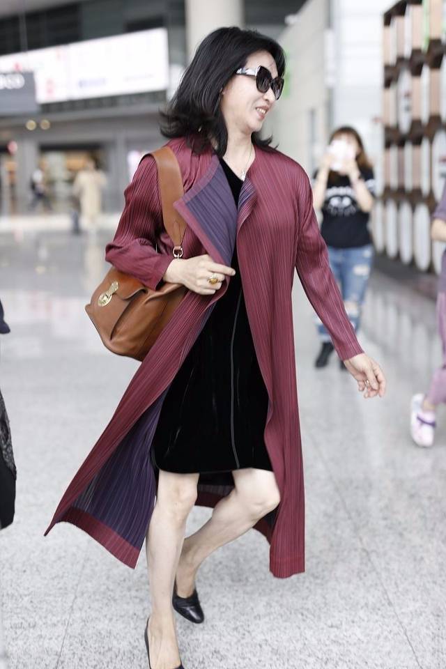 金星穿风衣踩恨天高现身机场,双腿肌肉发达,毫无女人味!