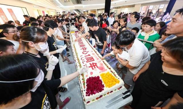 在29号的活动实在是太丰富了 当然,最劲爆的当属—— 1周年生日会盛况