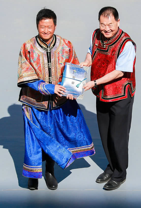 吴京带儿子吴所谓在内蒙古飙马!儿子超萌自己