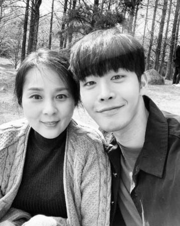 宋康昊奉俊昊等急奔全美善灵堂 影坛大咖齐悼念