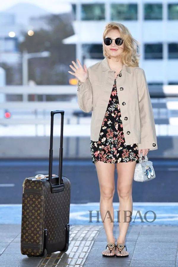 即使是少女时代成员金孝渊同款,她穿的是黑色款罗马凉鞋,当然也是我的