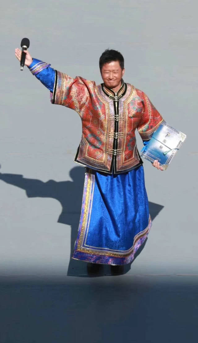 吴京带儿子吴所谓在内蒙古飙马!儿子超萌自己