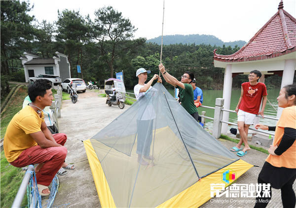 傍晚时分,小伙伴们一起支起了帐篷.