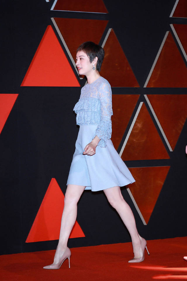 36岁孙俪气质真高级,白衬衫搭配高腰裤优雅又干练,胸以下全是腿