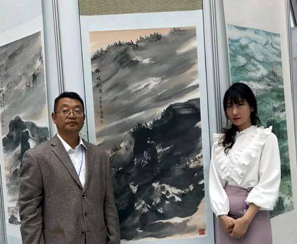 然而,在这群星灿烂之中,来自湖南凤凰籍海派画家韩景森更是魅力四射