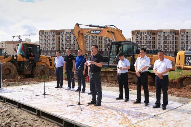 汉滨区政府副区长蒋平参加开工仪式并讲话,汉滨区政府副区长王诚主持