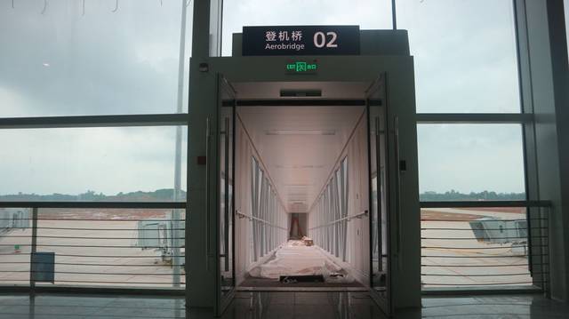 有13个机位的站坪,空侧共设6座登机桥