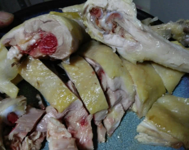 原来很多人在吃白切鸡的时候都会发现鸡肉的骨头里面带着一些血水