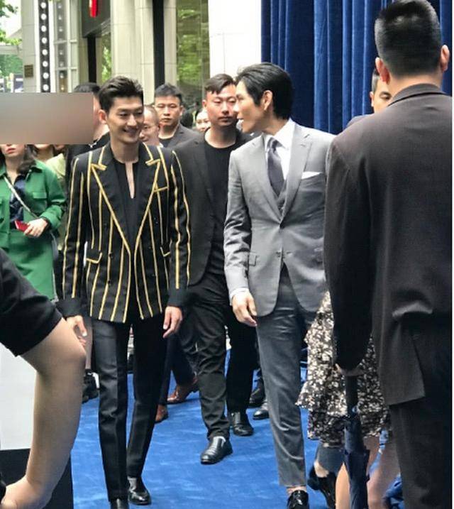 张翰现身活动长腿吸睛,与向佐同框热聊不断,两大男神同框了