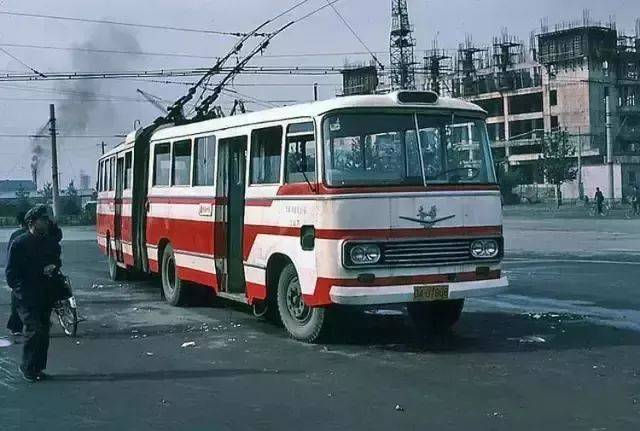 老照片|美国学者镜头下的太原电车,晋祠铁人,难老泉及八十年代