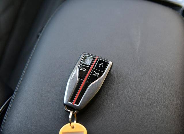 原创国产雄起!红旗hs5上市5天售出546辆,和glc,q5停一起丝毫不怯场