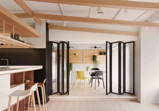 考虑到空间未来的弹性功能,运用黑框玻璃折叠门稍做隔断,同时维系透亮