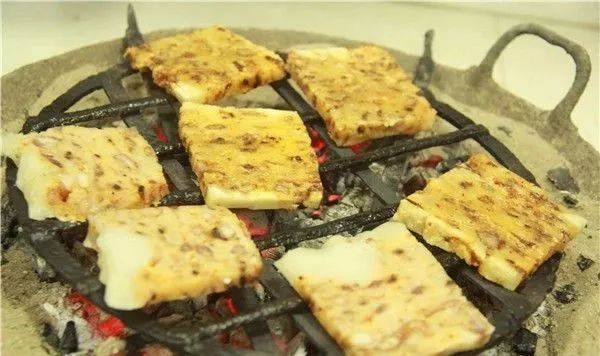 高粑 江南盛产大米,所以多以米面为食物,高粑也是彭泽特色米面食物之