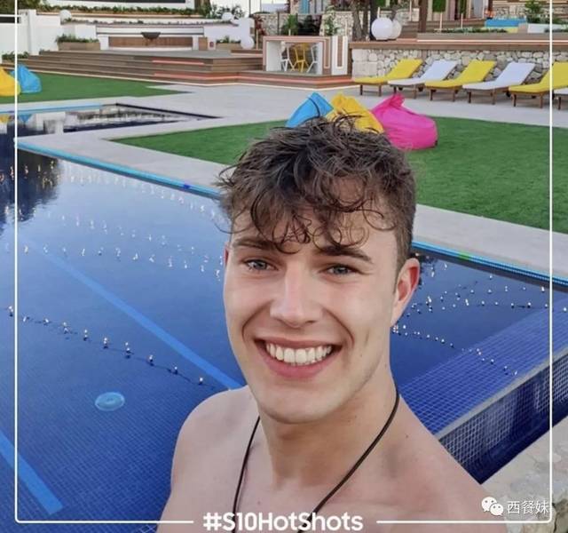 英国真人秀节目 两大帅哥性感基情接吻引粉丝