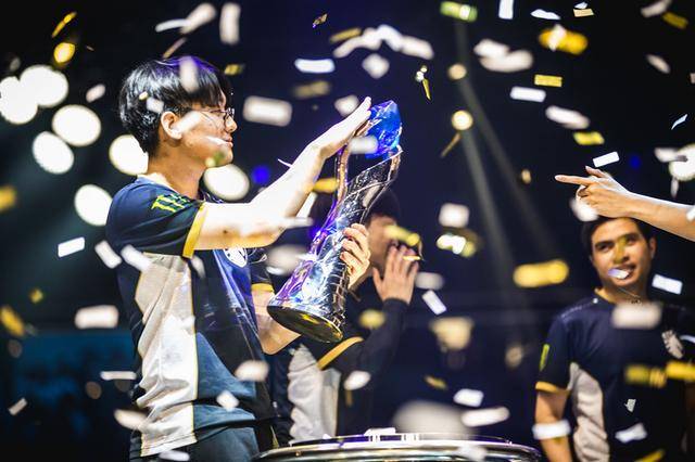 lol:欧美洲际赛corejj一级送塔消极比赛?没想到是个骚套路